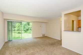 Linden Park Apartments in Triangle, VA - Building Photo - Building Photo