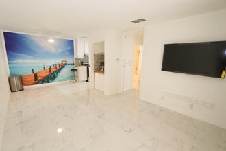 751 Los Felices Cir W in Palm Springs, CA - Building Photo - Building Photo