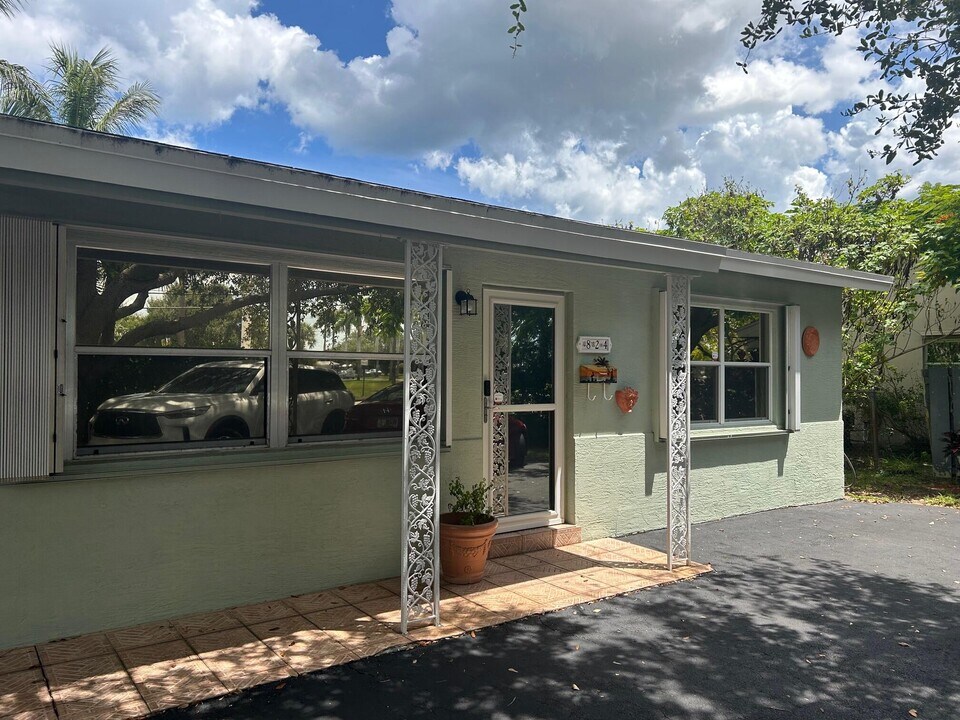 824 Prosperity Farms Rd in North Palm Beach, FL - Building Photo