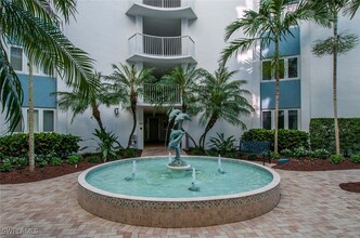 1300 Gulf Shore Blvd N in Naples, FL - Foto de edificio - Building Photo