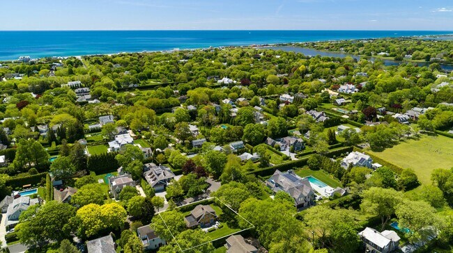 210 Little Plains Rd in Southampton, NY - Foto de edificio - Building Photo