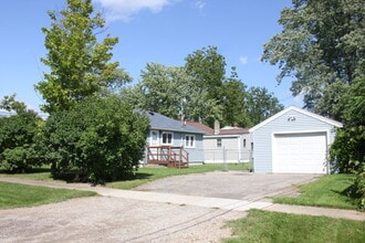 1372 Allen St in Burton, MI - Building Photo - Building Photo