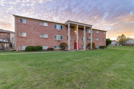 Country Club Manor in Charlotte, MI - Building Photo