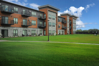 Courtyard Apartments in Zimmerman, MN - Foto de edificio - Building Photo