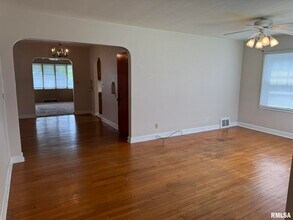 2711 E Locust St in Davenport, IA - Building Photo - Building Photo