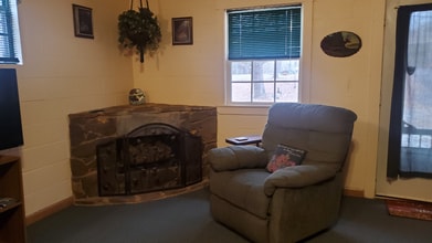 9835 Bryson City Rd, Unit Country Charm #2 in Franklin, NC - Foto de edificio - Building Photo