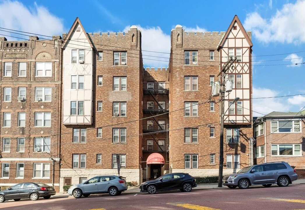 6015 JFK Blvd E in West New York, NJ - Building Photo