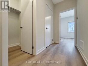 10 Honey Milk Ln in Richmond Hill, ON - Building Photo - Building Photo