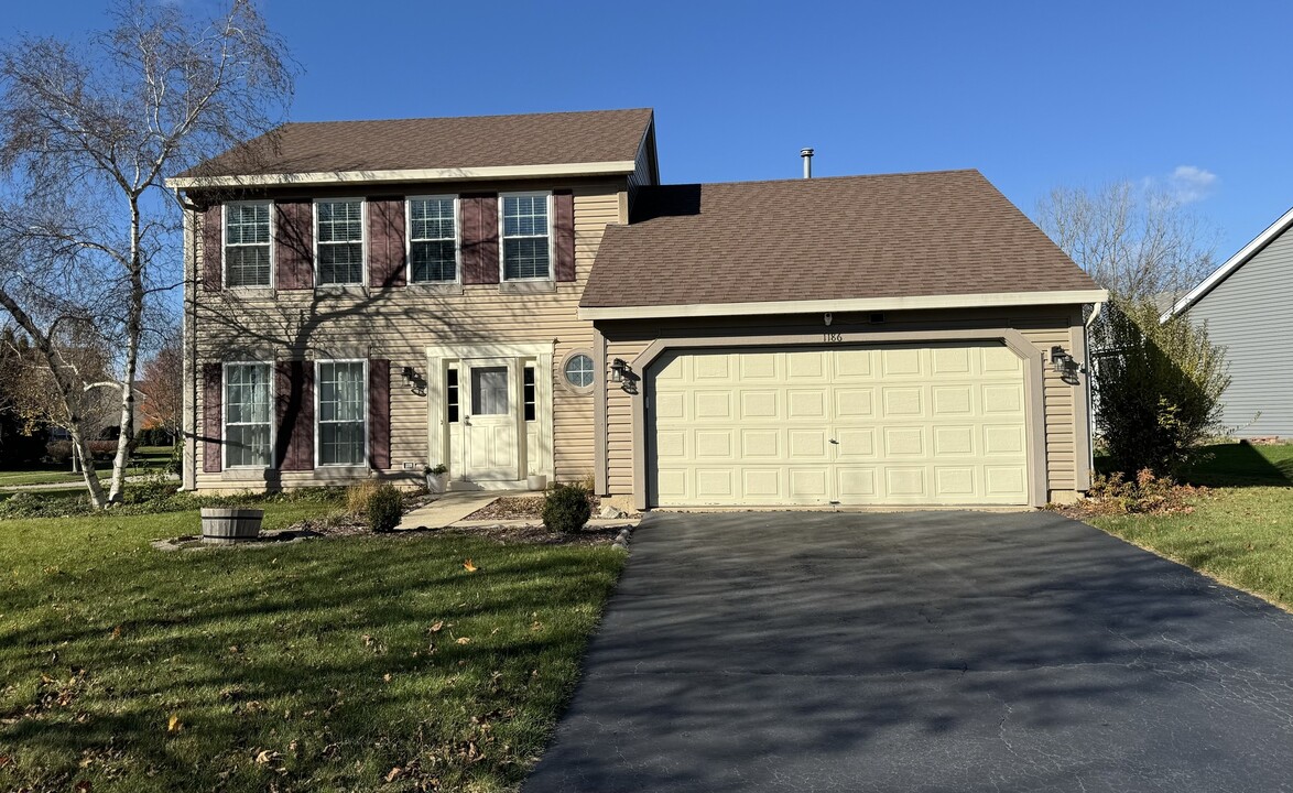 1186 Dovercliff Way in Crystal Lake, IL - Foto de edificio