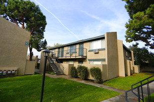 Stockdale Pines Apartments in Bakersfield, CA - Building Photo