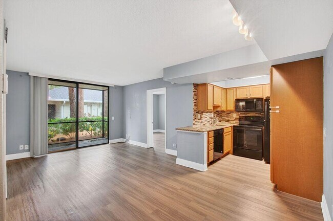 744 Executive Center Dr in West Palm Beach, FL - Building Photo - Building Photo
