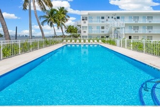 Normandy Cove in Miami Beach, FL - Foto de edificio - Building Photo