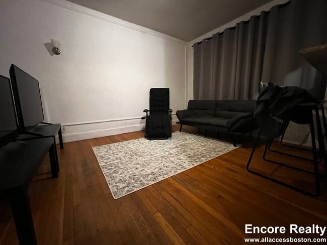 2003 Commonwealth Ave, Unit 9 in Boston, MA - Foto de edificio - Building Photo