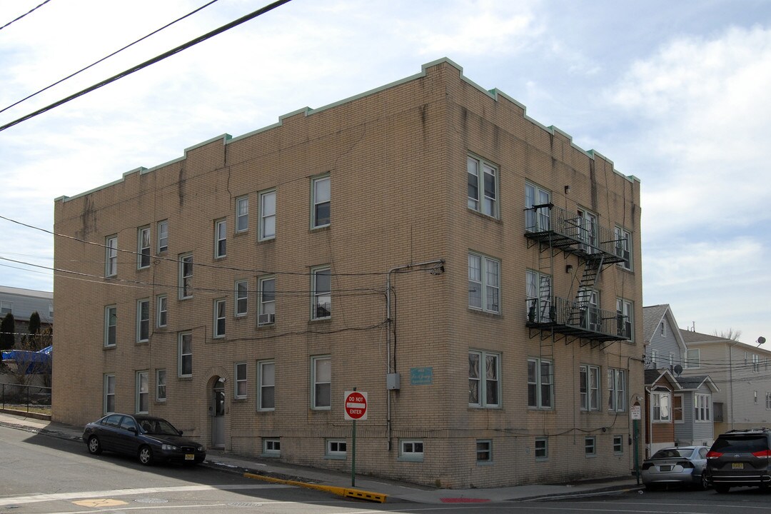 462 Jersey Ave in Fairview, NJ - Foto de edificio