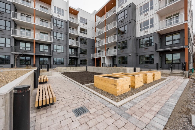 500 Asher in Kelowna, BC - Foto de edificio - Building Photo
