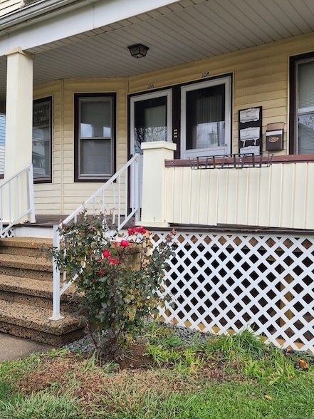 106 Lyons St in New Britain, CT - Building Photo - Building Photo