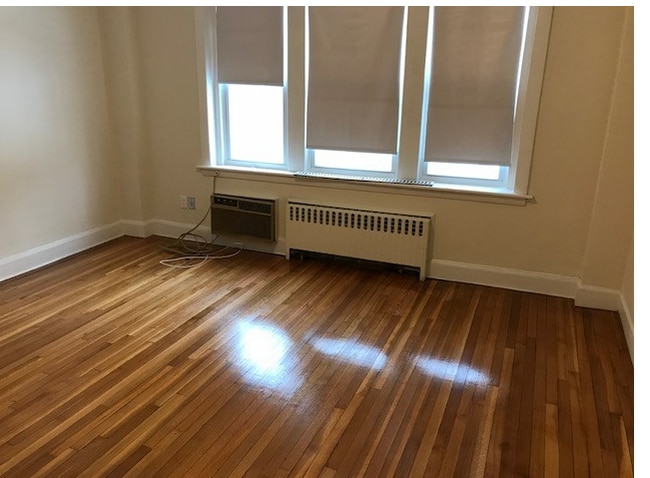 19 Lancaster Ter, Unit 209 in Brookline, MA - Foto de edificio - Building Photo