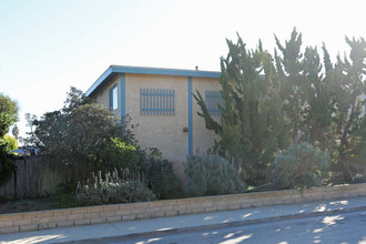 5410 Driftwood St in Oxnard, CA - Building Photo - Primary Photo