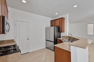 1021 Valley Light Ave in Henderson, NV - Building Photo - Building Photo