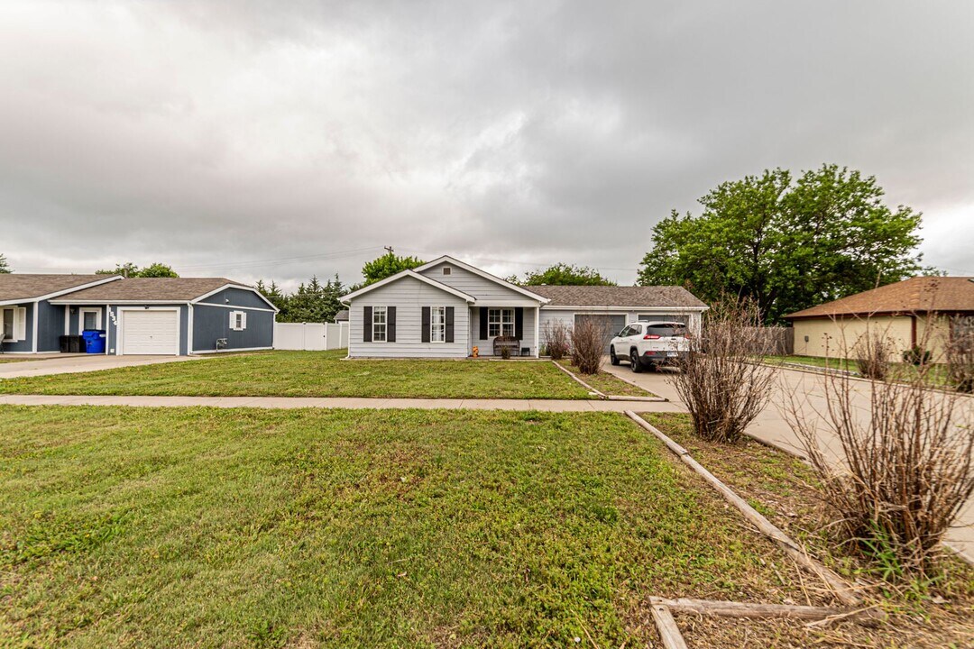 1528 St Marys Rd in Junction City, KS - Building Photo