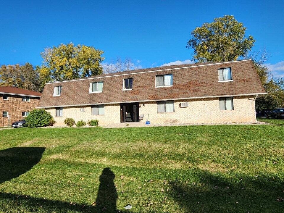 2500 Honey Lou Ct in Appleton, WI - Building Photo