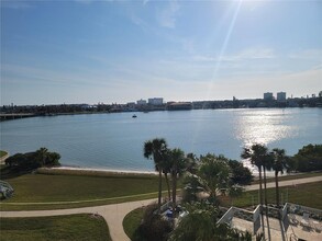 7872 Sailboat Key Blvd S in South Pasadena, FL - Foto de edificio - Building Photo