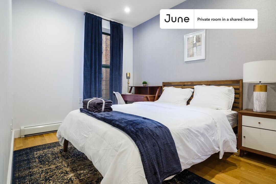 Private bedroom in 4 bed/1.5 bath Home in New York, NY - Building Photo