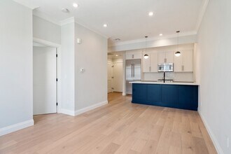142 Pleasant St, Unit #1 in Boston, MA - Foto de edificio - Building Photo