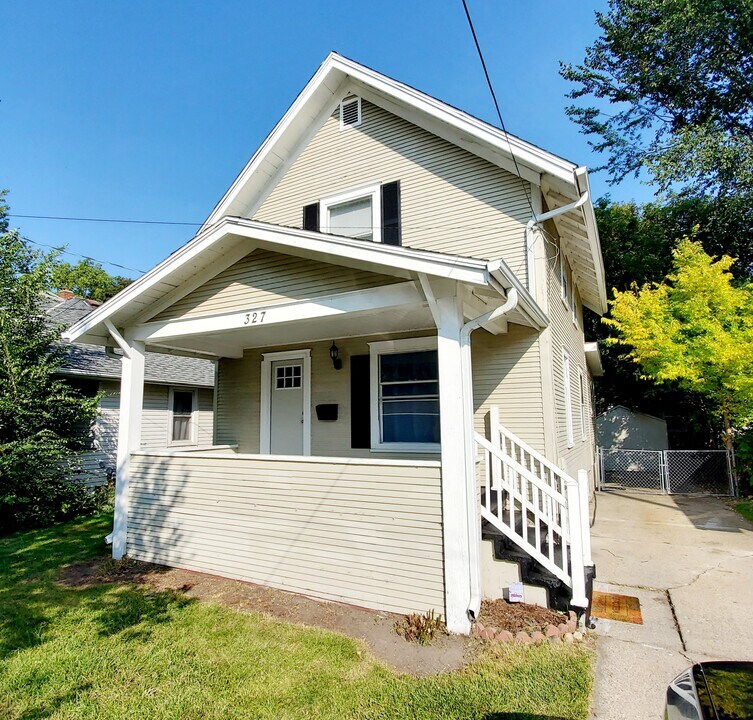 327 Leslie St in Lansing, MI - Building Photo