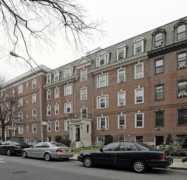 3741 85th St in Jackson Heights, NY - Foto de edificio - Building Photo