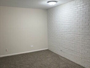 410 Sunnybrook Ln in Wheaton, IL - Building Photo - Building Photo