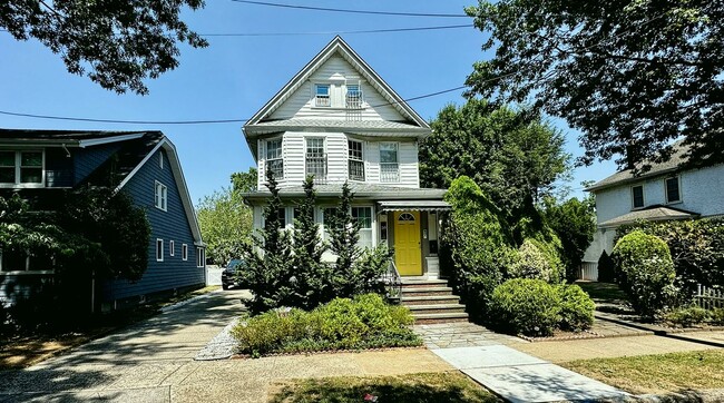 59 Oak St in Floral Park, NY - Building Photo - Building Photo