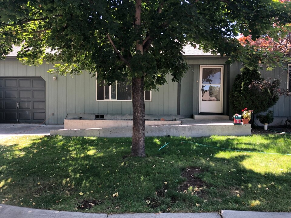 2348 SW 26th St in Redmond, OR - Building Photo