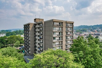 Coraopolis Towers in Coraopolis, PA - Foto de edificio - Building Photo