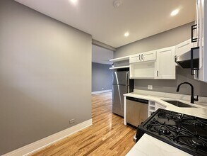 639 W Cornelia Ave, Unit S3 in Chicago, IL - Foto de edificio - Building Photo