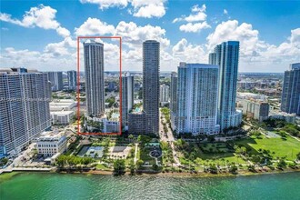 1750 N Bayshore Dr in Miami, FL - Foto de edificio - Building Photo