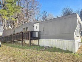 412 McElhaney Rd in Travelers Rest, SC - Building Photo