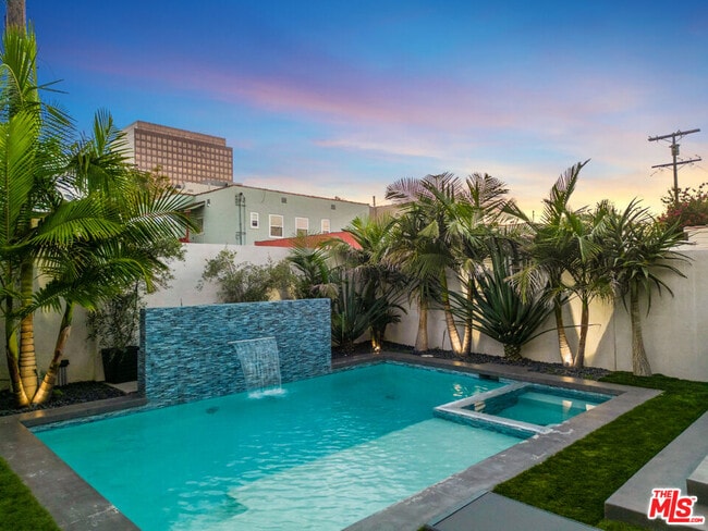 6410 Lindenhurst Ave in Los Angeles, CA - Building Photo - Building Photo