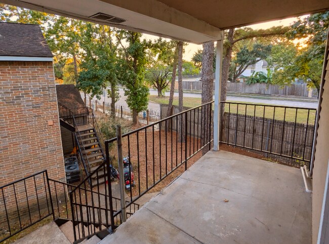 7200 T C Jester Blvd, Unit 204 in Houston, TX - Foto de edificio - Building Photo