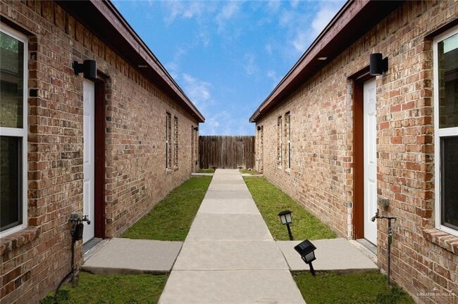 10 Valeria St in Edinburg, TX - Building Photo - Building Photo