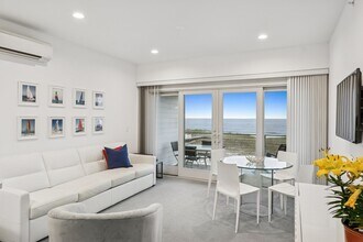 473 Dune Rd in Westhampton Beach, NY - Building Photo - Building Photo