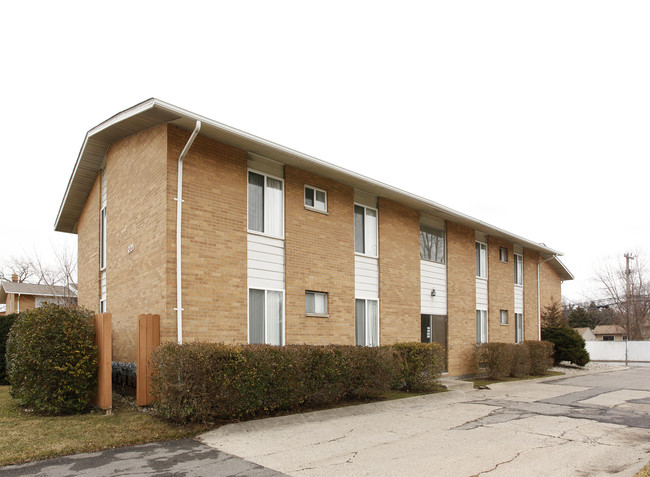 Amber's Maple Apartments in Clawson, MI - Building Photo - Building Photo