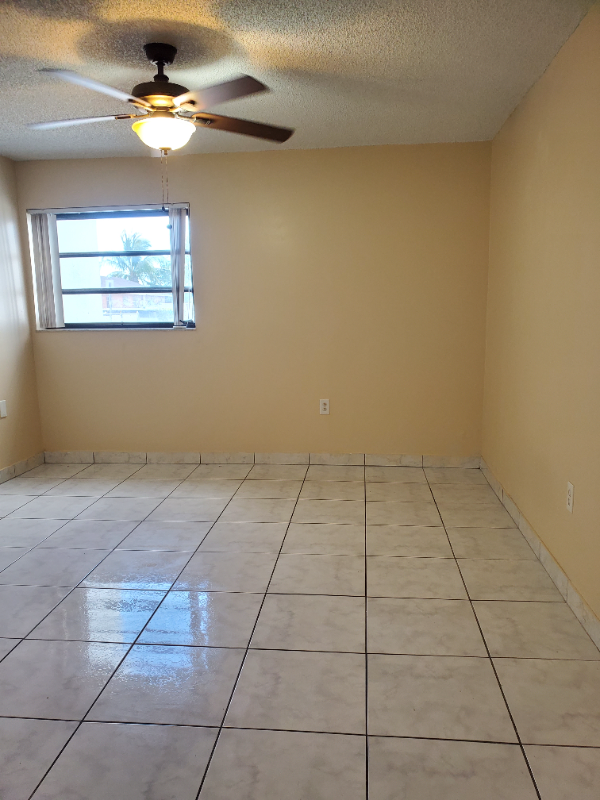 43 W 43rd St-Unit -43 st in Hialeah, FL - Building Photo - Building Photo