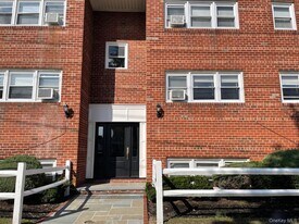 133 Dubois Ave in Valley Stream, NY - Building Photo