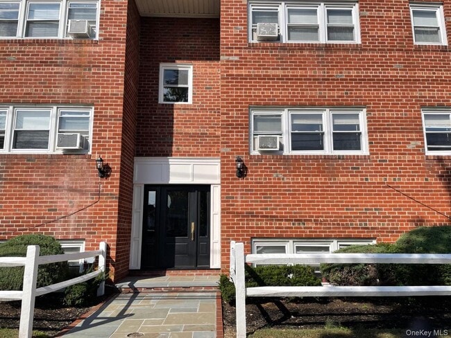 133 Dubois Ave