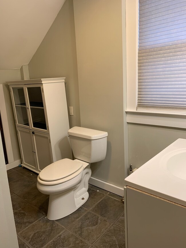 70 Bliss Rd in Longmeadow, MA - Foto de edificio - Building Photo