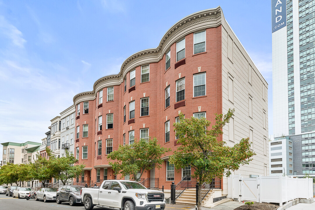 100 Tidewater St in Jersey City, NJ - Building Photo