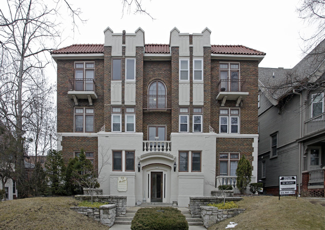 Montclair Apartments in Milwaukee, WI - Building Photo - Building Photo