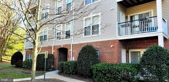6501 Grange Ln, Unit 201 in Alexandria, VA - Building Photo