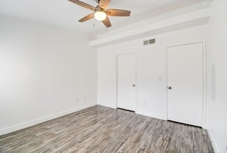 950 Seven Hills Dr in Henderson, NV - Building Photo - Building Photo